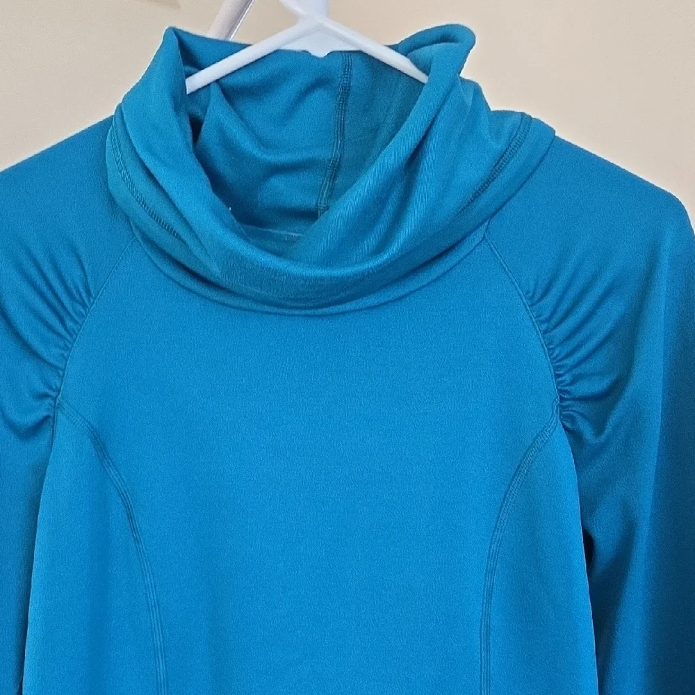 CALIA by Carrie Underwood Long Sleeve Tee Size Medium